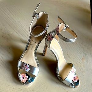 Beautiful Jeasica Simpson Silver Sandals 🩶
